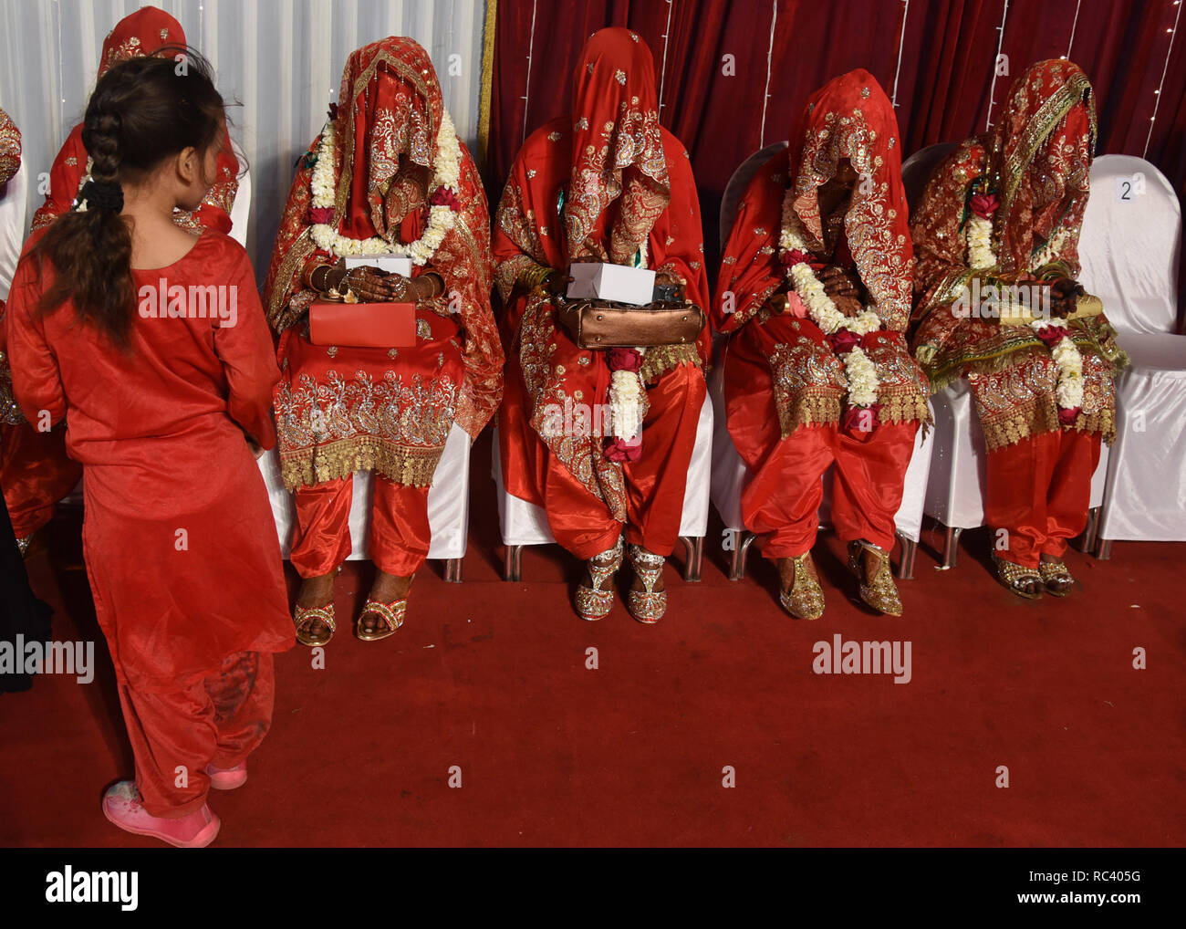 Mumbai Indien 13 Jan 19 Indische Braute In Traditionelle Hochzeit Kostume Gekleidet Besuchen Eine Messe Hochzeit