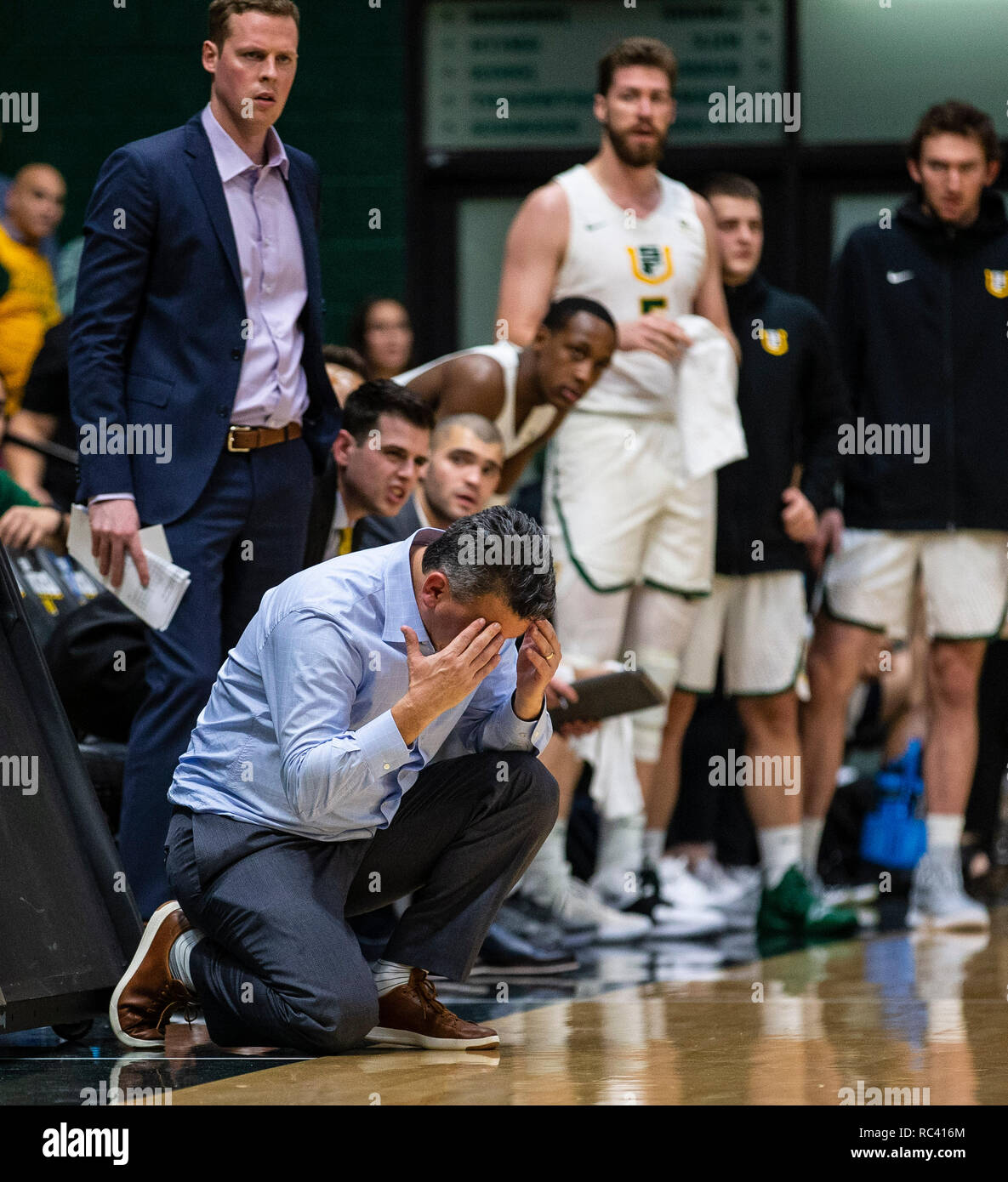 Jan 12 2019 San Francisco, CA USA San Francisco Haupttrainer Kyle Smith reagiert auf seine Mannschaft Verteidigung beim Basketballspiel der NCAA Men zwischen den Gonzaga Bulldogs und die San Francisco Dons 83-96 am Kriegerdenkmal Gymnasium San Francisco, Calif. Thurman James/CSM verloren Stockfoto