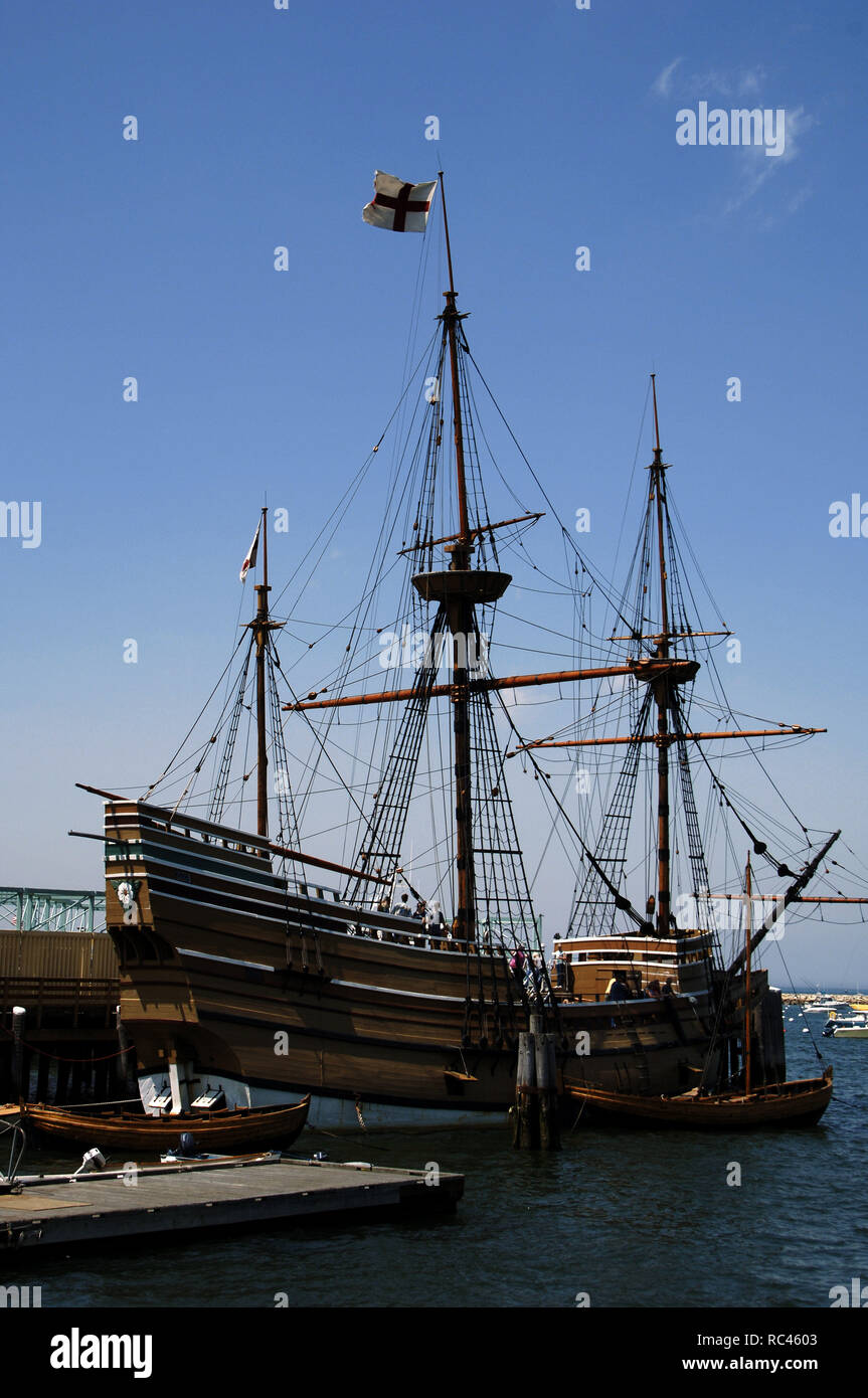 Mayflower II an der Pier. Es ist eine Nachbildung des 17. Jahrhunderts Schiff Mayflower. William Bradford und der Mayflower Pilger landete am 21. Dezember 1620 und die Plymouth Kolonie gegründet. Sie waren die ersten Siedler an der Küste von Massachusetts. Plymouth. Massachusetts. In den Vereinigten Staaten. Stockfoto