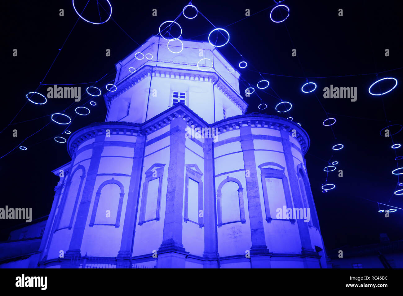 Nachtaufnahme der Kirche von Monte dei Cappuccini in Blau beleuchtet Stockfoto