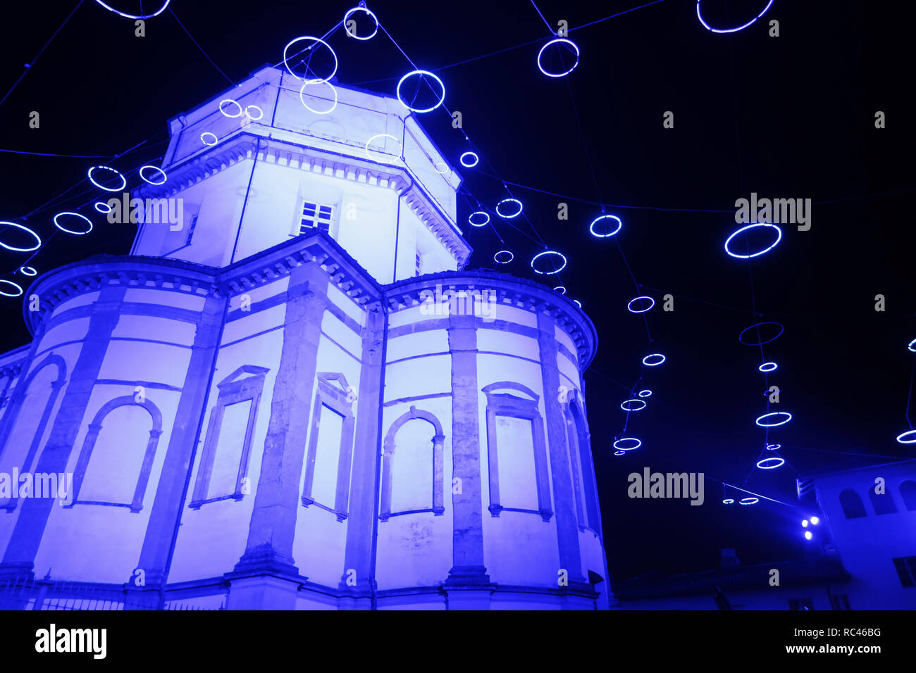 Nachtaufnahme der Kirche von Monte dei Cappuccini in Blau beleuchtet Stockfoto