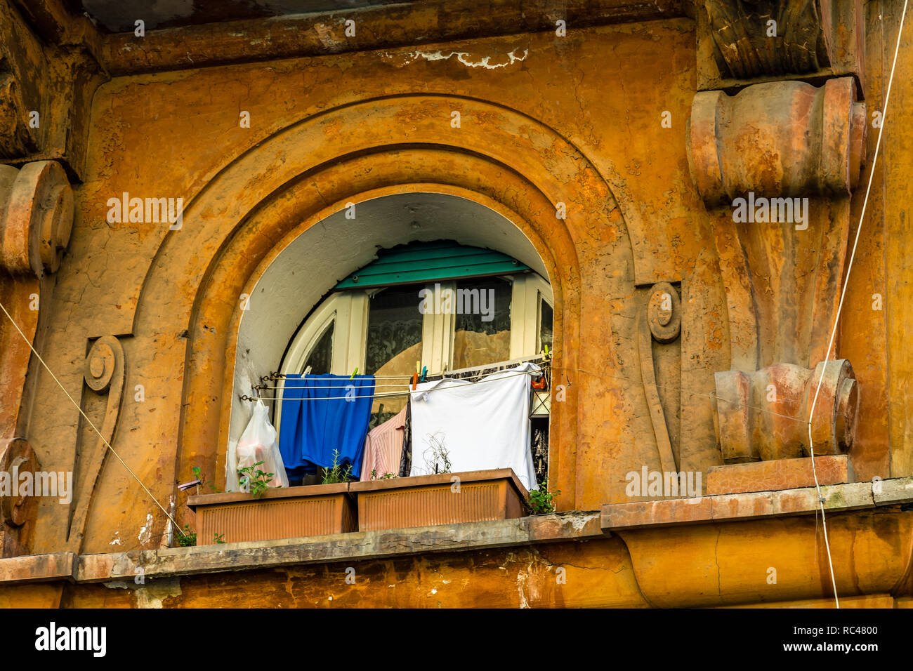 Kleidung streckte zum Trocknen aufhängen aus dem Fenster der alten Gebäude von Rom Stockfoto