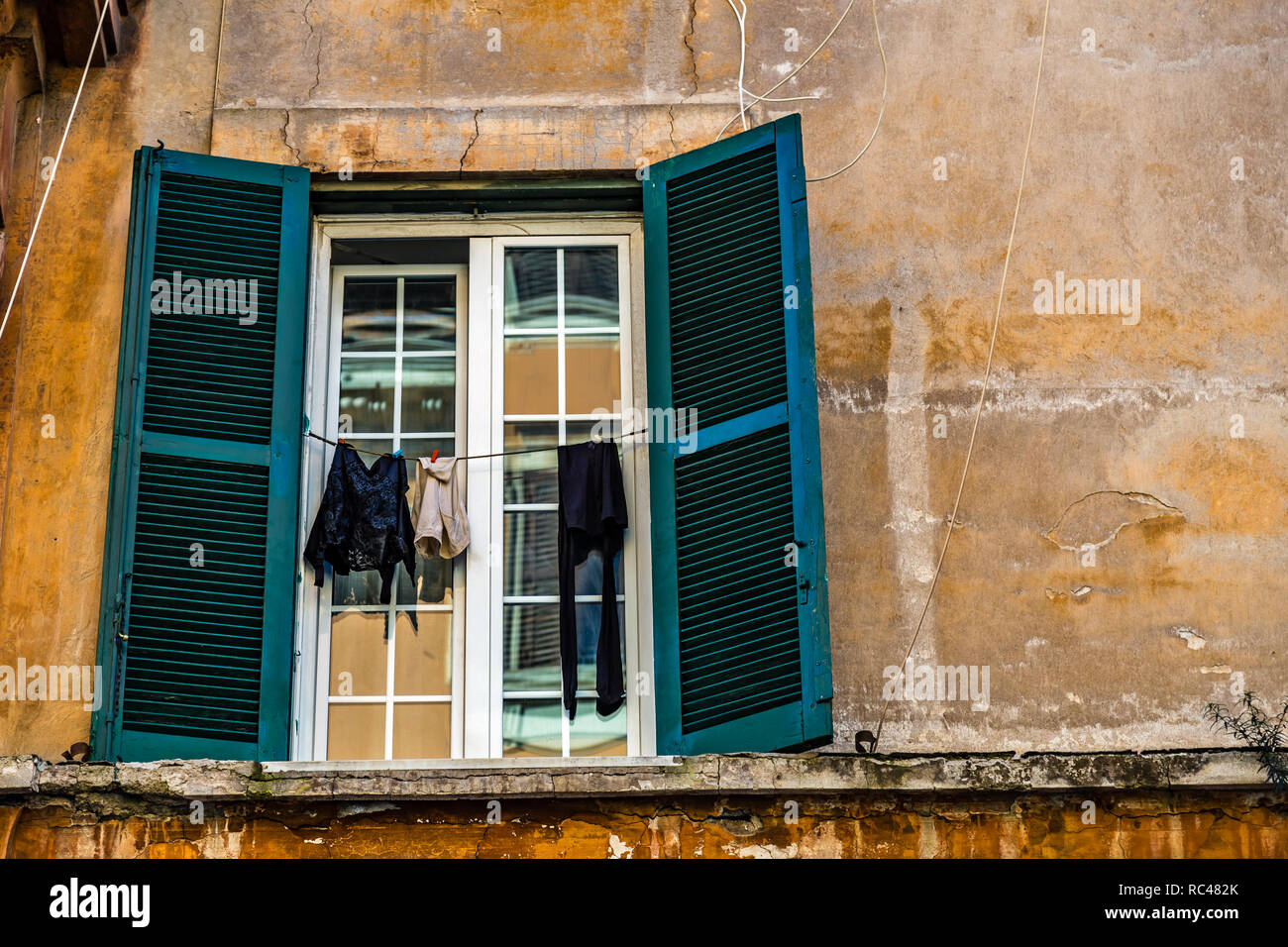 Kleidung streckte zum Trocknen aufhängen aus dem Fenster der alten Gebäude von Rom Stockfoto