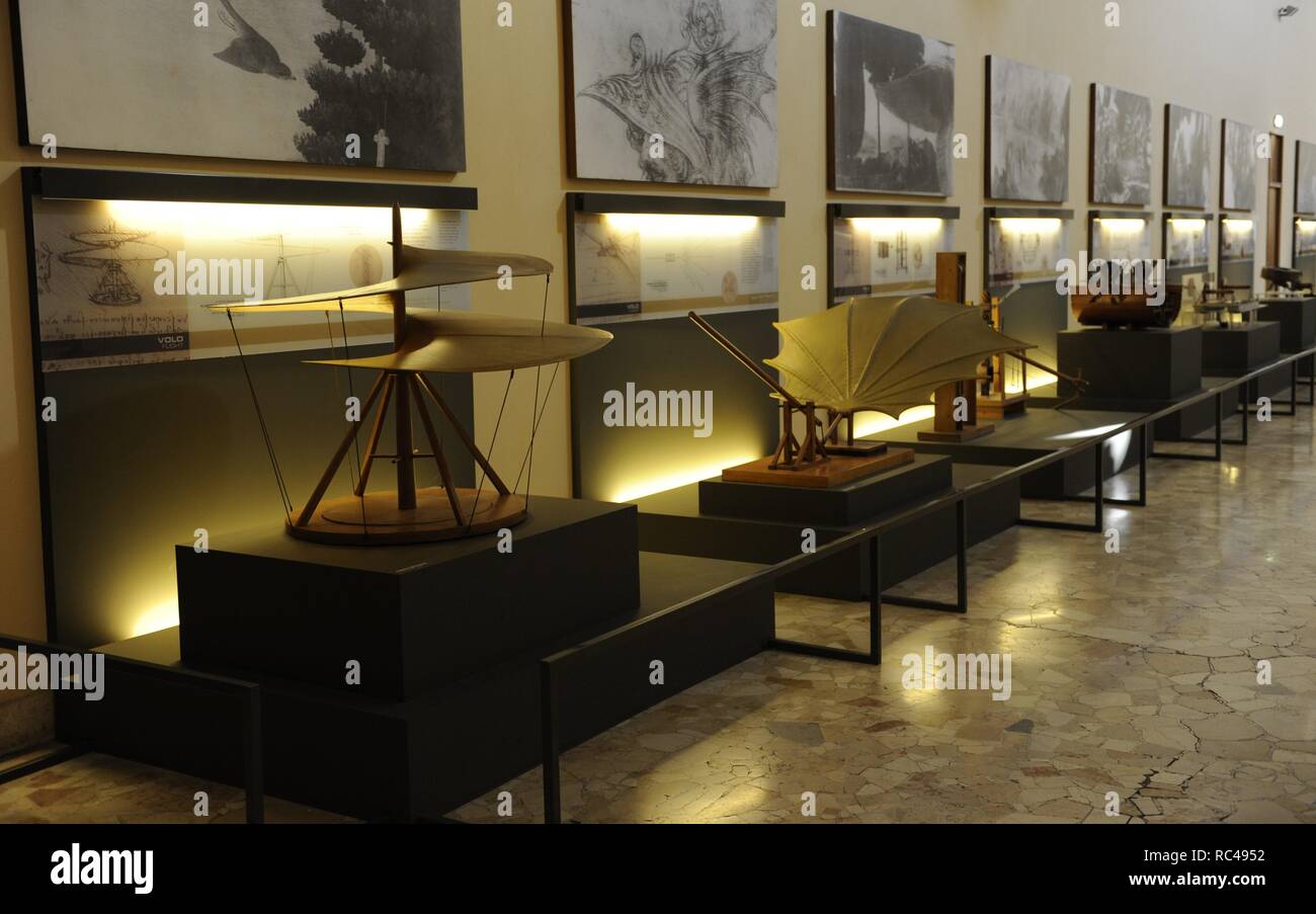 Leonardo Galerie. Modelle (1950er Jahre) Zeichnungen von Leonardo da Vinci (15. Jahrhundert). Das Museum für Wissenschaft und Technologie "Leonardo da Vinci". Mailand. Italien. Stockfoto