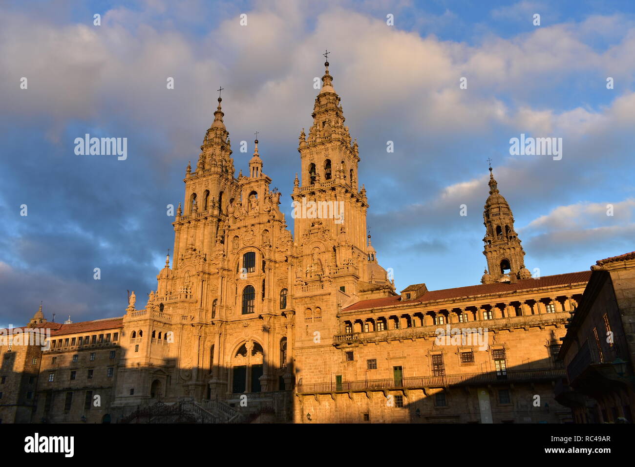 Die Kathedrale, die barocke Fassade und Türme. Obradoiro Square, Abendlicht, bewölkten Tag. Santiago de Compostela, Provinz La Coruna, Galicien, Spanien. Stockfoto