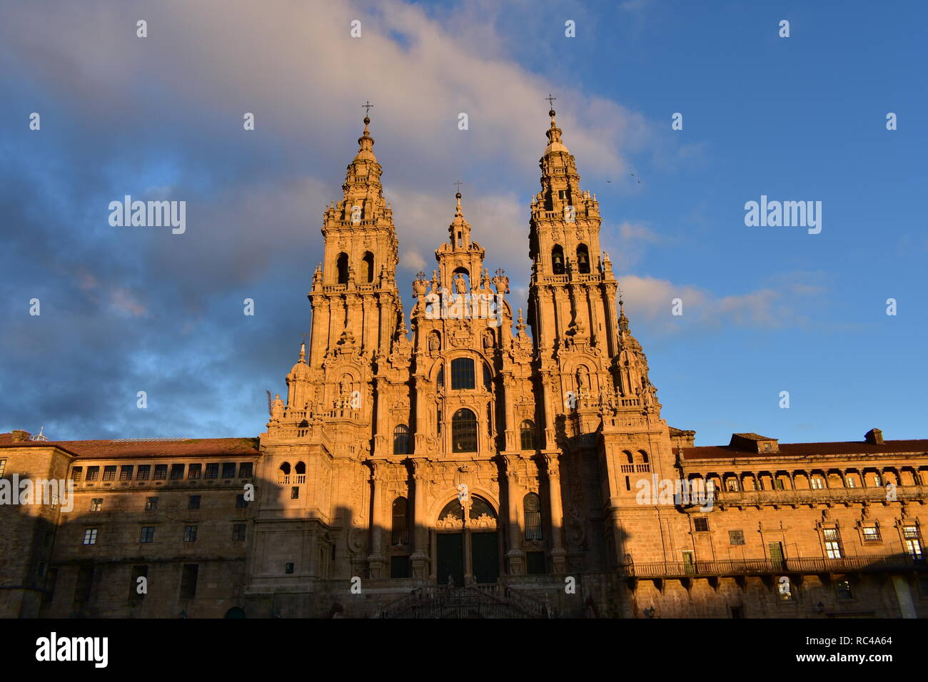 Die Kathedrale, die barocke Fassade und Türme. Obradoiro Square, Abendlicht, bewölkten Tag. Santiago de Compostela, Provinz La Coruna, Galicien, Spanien. Stockfoto