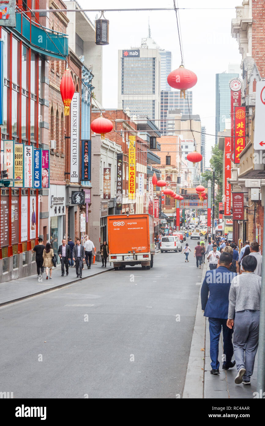 Melbourne, Australien - 21. Februar 2018: die Menschen zu Fuß auf der Little Bourke Street, Chinatown. Es ist die längste ununterbrochene Abwicklung in der Westlichen Stockfoto