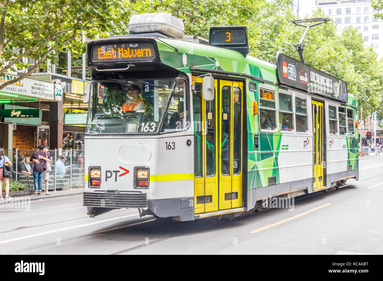 Melbourne, Australien - 21. Februar 2018: Eine moderne elektrische Straßenbahn. Die Stadt verfügt über ein gutes Netz von Straßenbahnen. Stockfoto