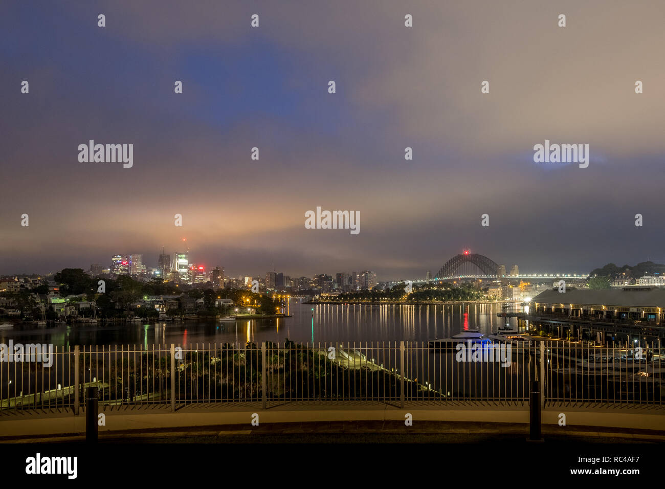 Bewölkt am frühen Morgen in den Hafen von Sydney und die Stadt. Stockfoto