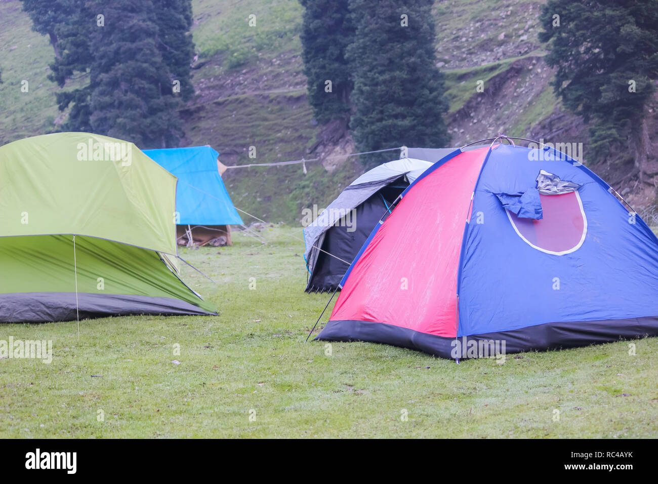 Zelte errichtet am Campingplatz in einem Wandergebiet in Kaschmir Stockfoto