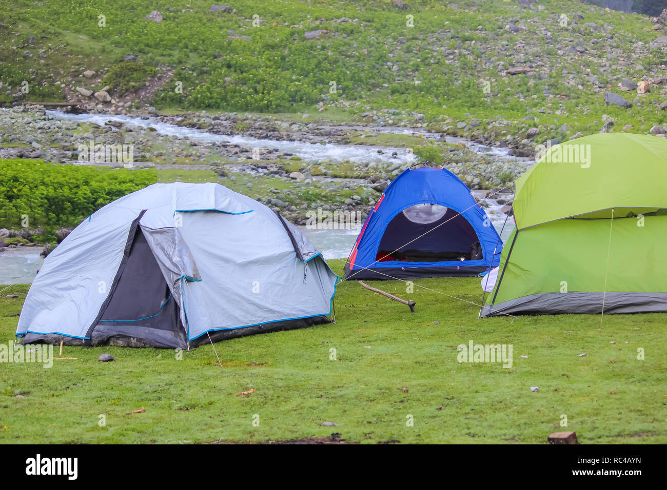 Zelte errichtet am Campingplatz in einem Wandergebiet in Sonmarg, Kaschmir Stockfoto