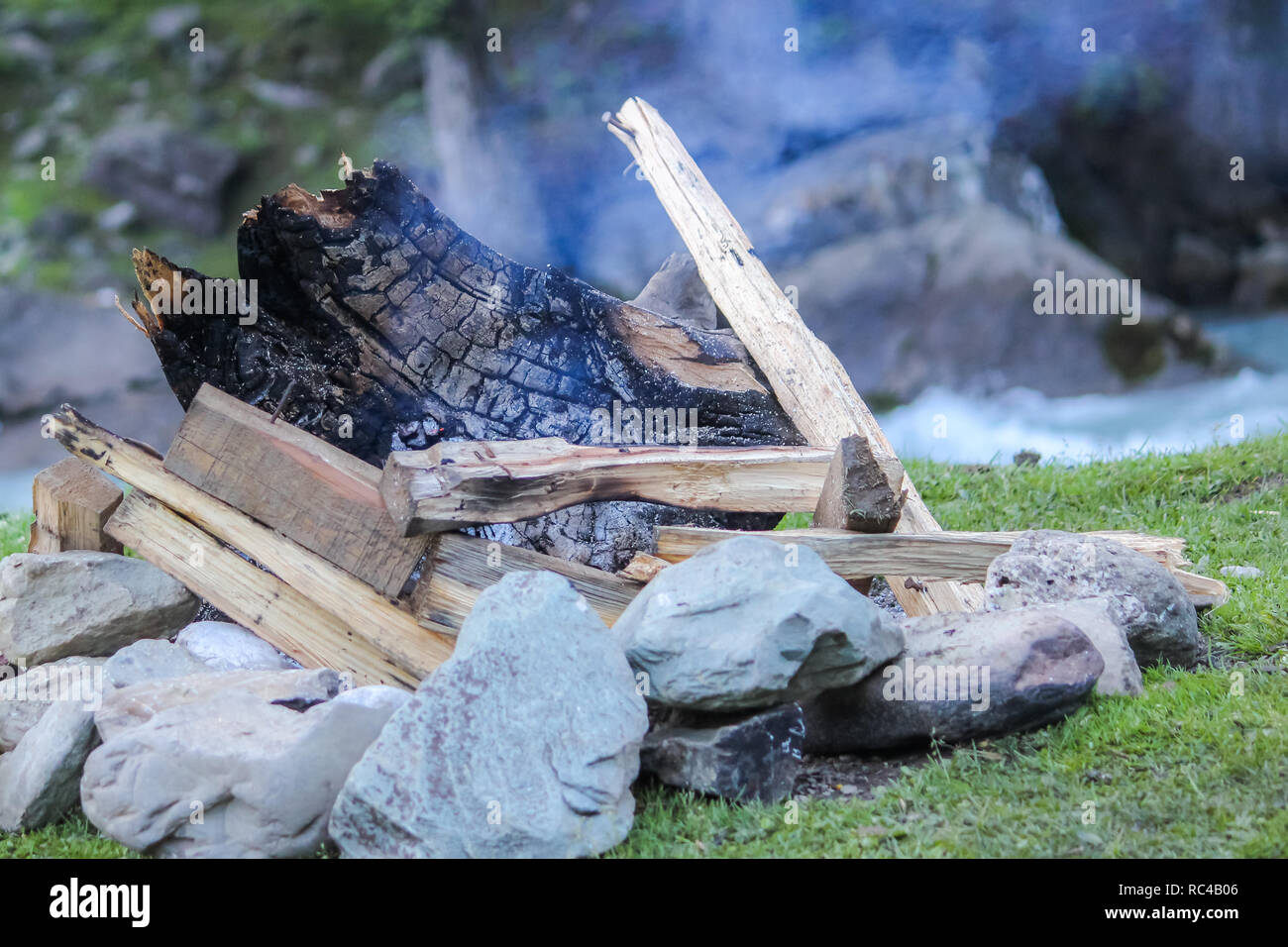 Brennholz brannten auf einem Campingplatz. Wärme von bonfire während Trekking am Morgen Stockfoto