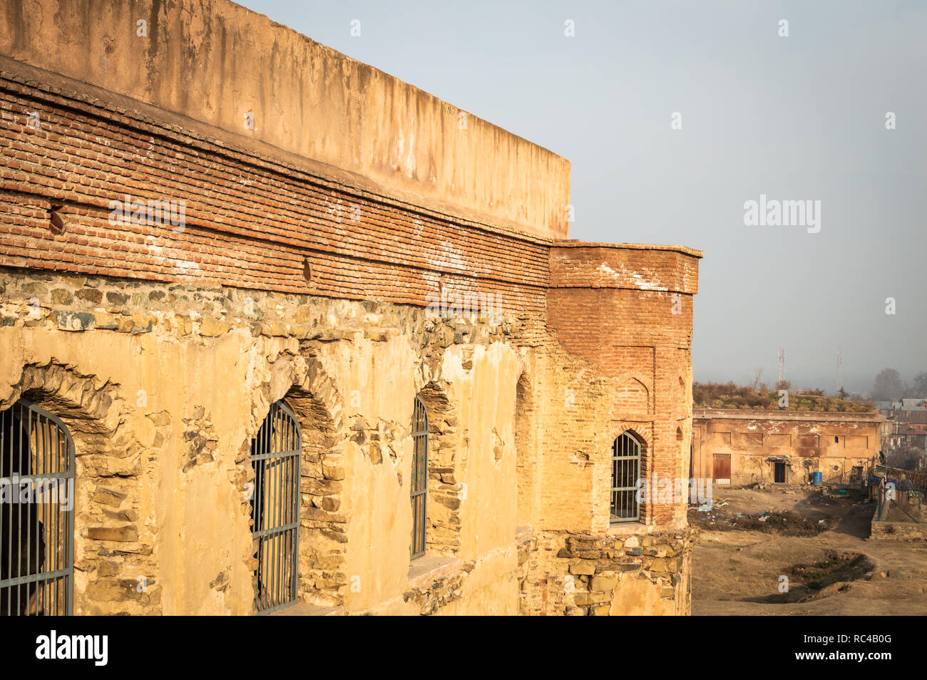 Ein fort unter dem Hari Parbat Fort Links zu Ruinen in Srinagar, Kashmir Stockfoto