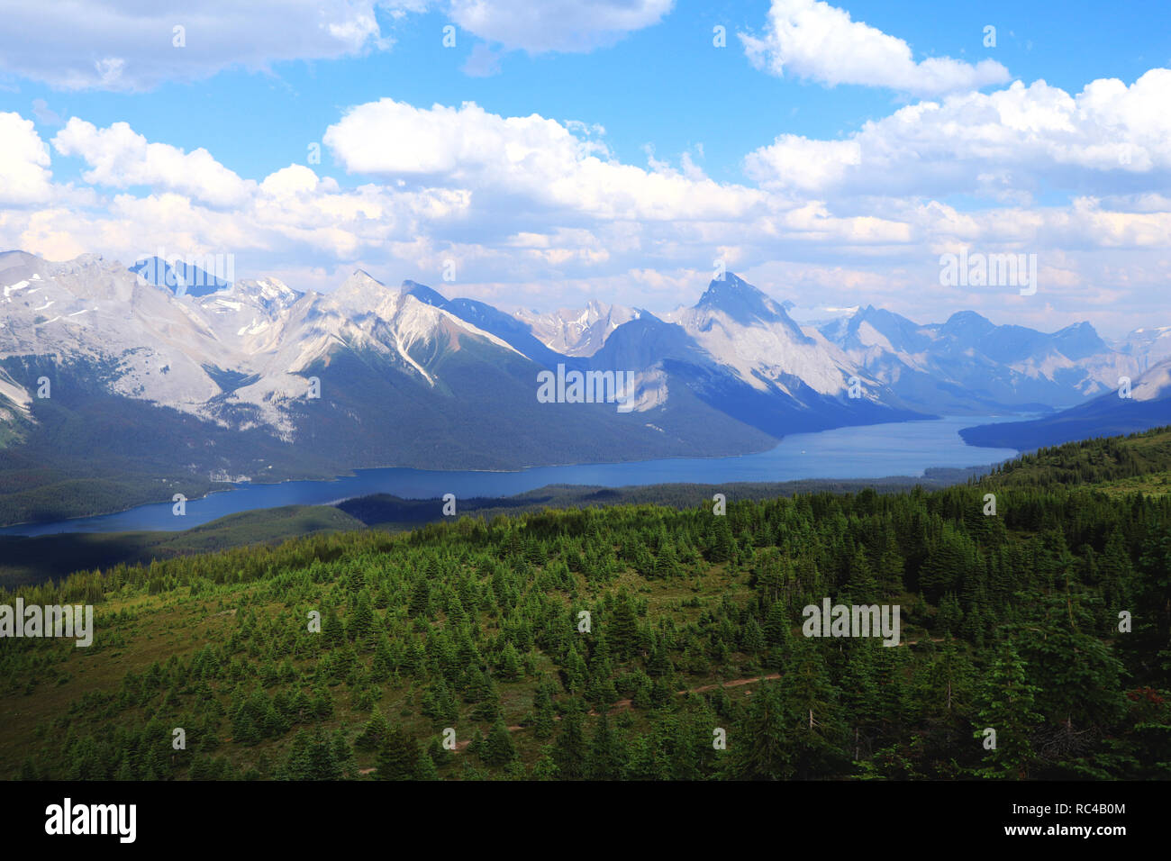 Blick zum Maligne Lake von den kahlen Hügeln in Jasper, Alberta, Kanada Stockfoto