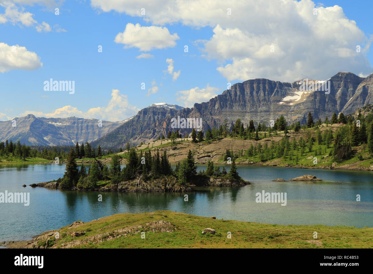 Rock Isle See und Reflexion, Sonnenschein Lake im Banff Nationalpark, Rocky Mountains, Alberta, Kanada. Stockfoto