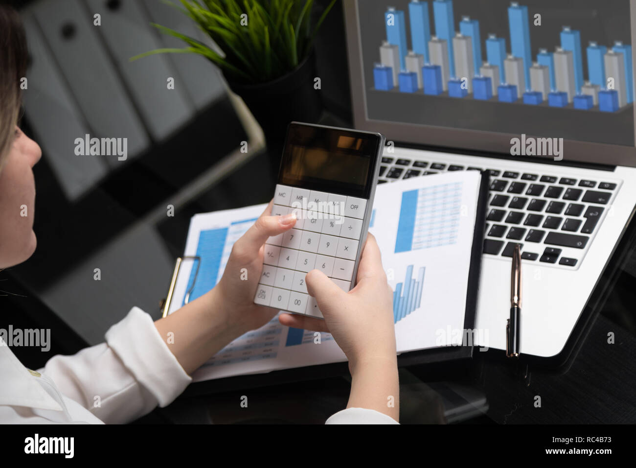 Geschäftsfrau Investment Consultant analysieren Unternehmen Geschäftsbericht Bilanz arbeiten mit Rechner und Laptop Stockfoto