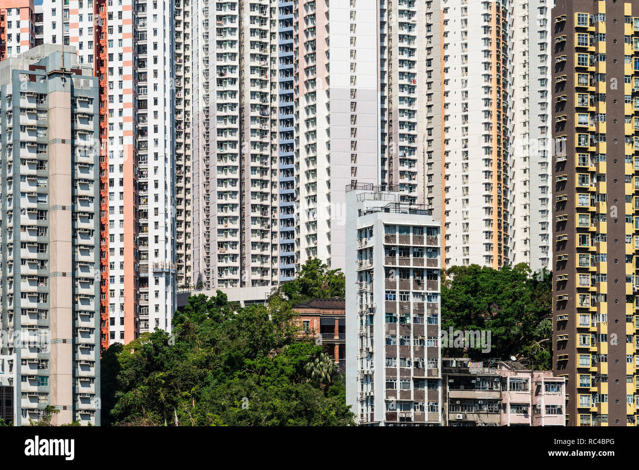Apartment towers in der sehr dicht besiedelten Stadt Aberdeen in der Insel Hong Kong in Hong Kong SAR, China. Stockfoto