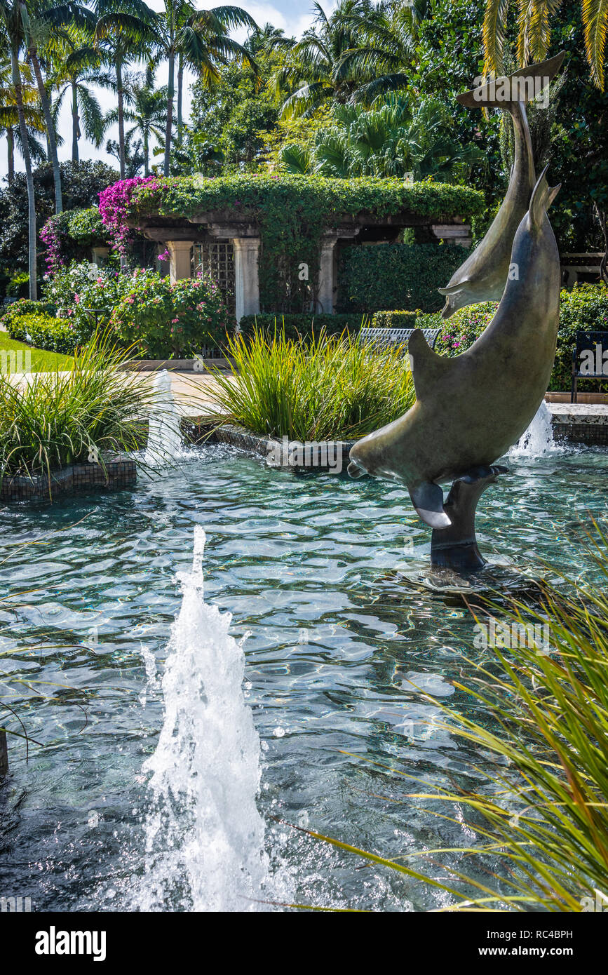 "Bronzenen Delphine Skulptur der Bond" von David H. Turner an der Gesellschaft der vier künste' Philip Hulitar Skulpturengarten in Palm Beach, Florida. Stockfoto