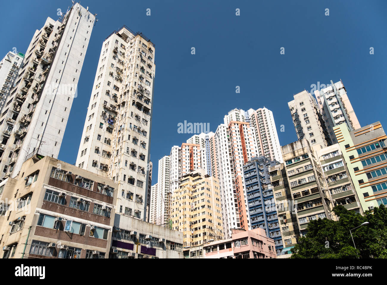 Apartment towers in der sehr dicht besiedelten Stadt Aberdeen in der Insel Hong Kong in Hong Kong SAR, China. Stockfoto