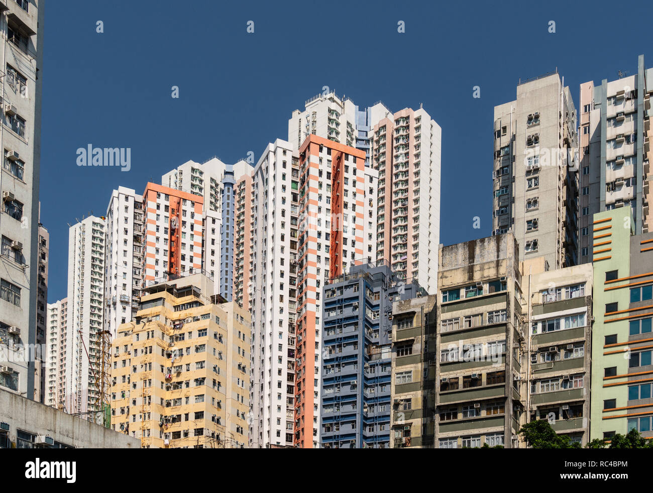 Apartment towers in der sehr dicht besiedelten Stadt Aberdeen in der Insel Hong Kong in Hong Kong SAR, China. Stockfoto