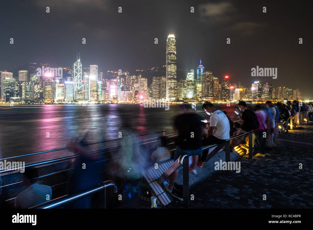 Hong Kong, China - 15 Oktober 2018: Touristen, die Hong Kong Central Business District Skyline von der Aussichtsplattform in Tsim Sha Tsui, Kowl Stockfoto