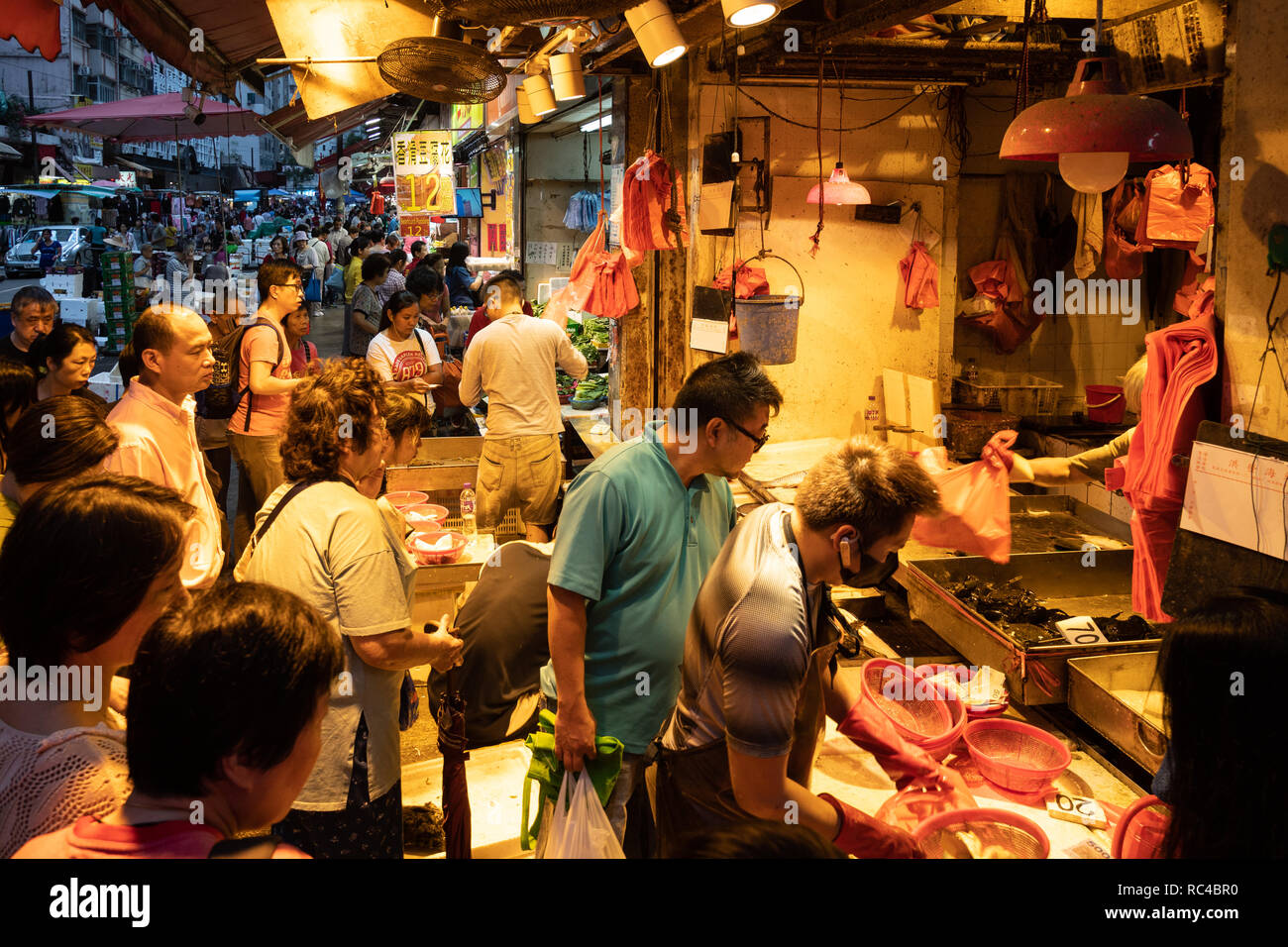 Hong Kong, China - 13. Oktober 2018: Menschen kaufen Meeresfrüchte an der der Chun Yeung Street Market in North Point, Hong Kong Island. Dies ist ein Traditiona Stockfoto