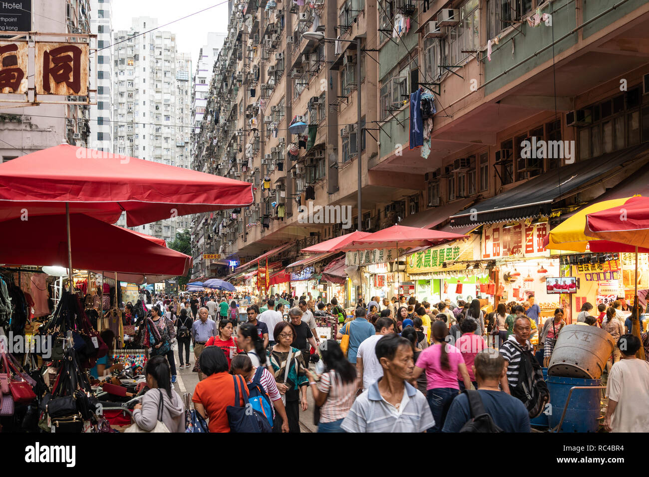 Hong Kong, China - 13. Oktober 2018: Eine große Volksmenge Spaziergang in der Chun Yeung Street Market in North Point, Hong Kong Island durch Stall inmitten großer Apa Stockfoto
