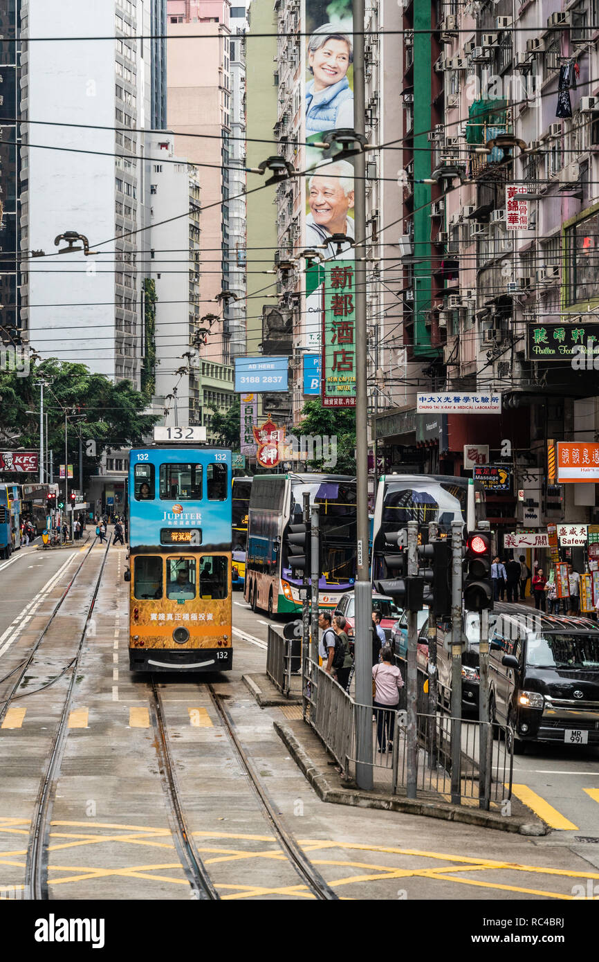 Hong Kong, China - 15 Oktober 2018: Die berühmte Straßenbahn in den belebten Straßen der Insel Hongkong, China Stockfoto