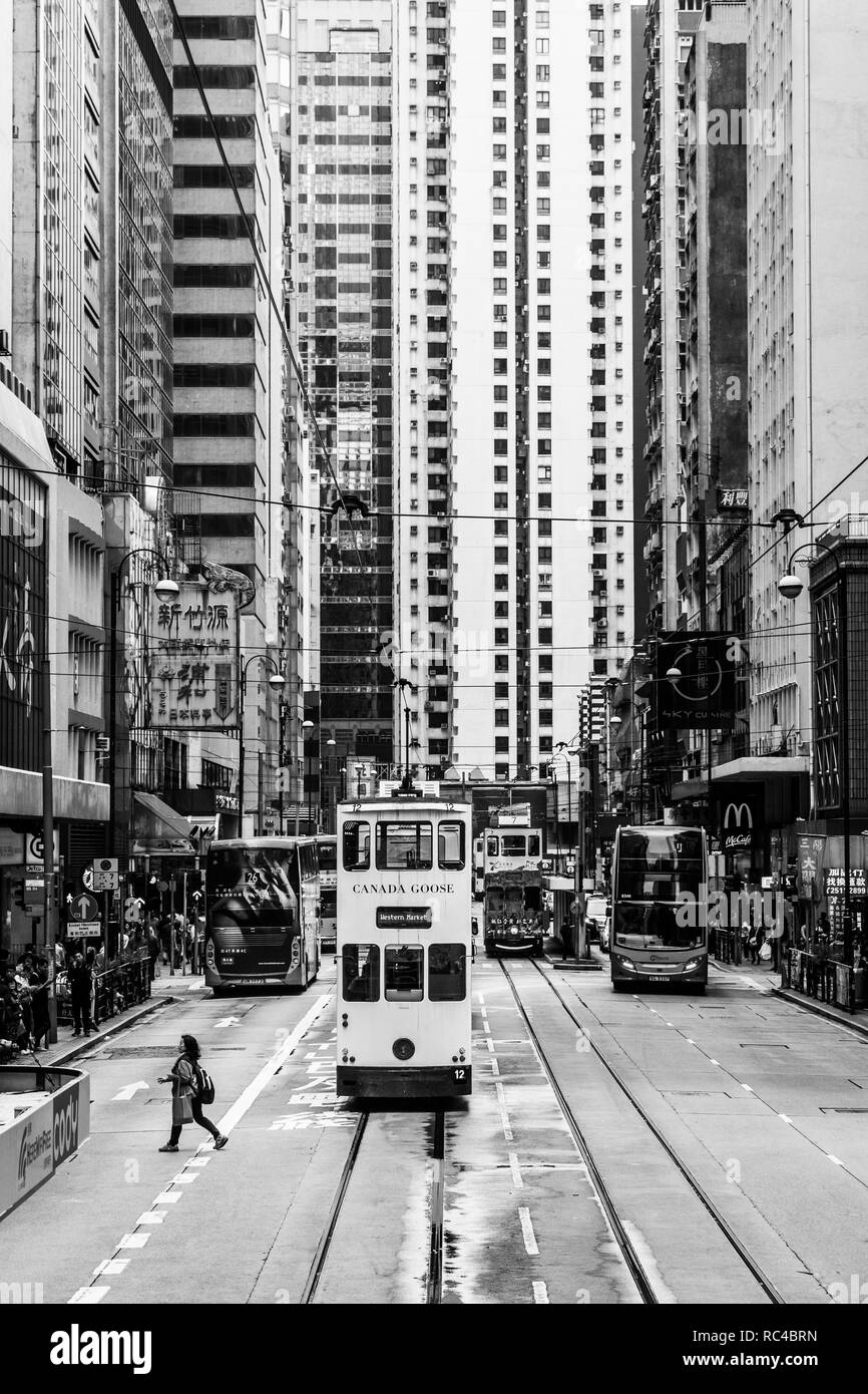 Hong Kong, China - 15 Oktober 2018: Die berühmte Straßenbahn in den belebten Straßen der Insel Hongkong, China Stockfoto