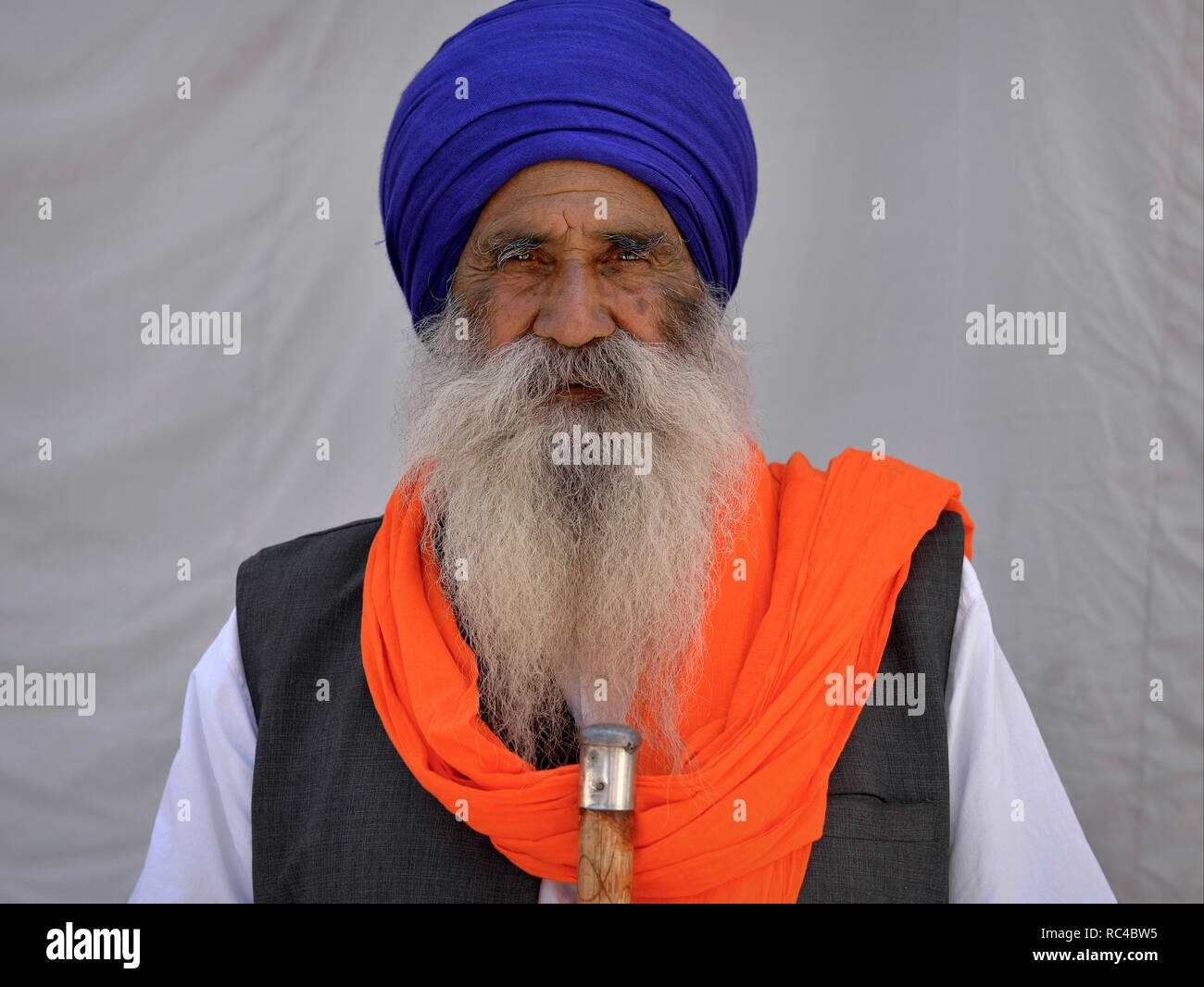 Bewaffnet, alten indischen Sikh Krieger (nihang) mit seiner traditionellen Lanze/Speer posiert für die Kamera. Stockfoto