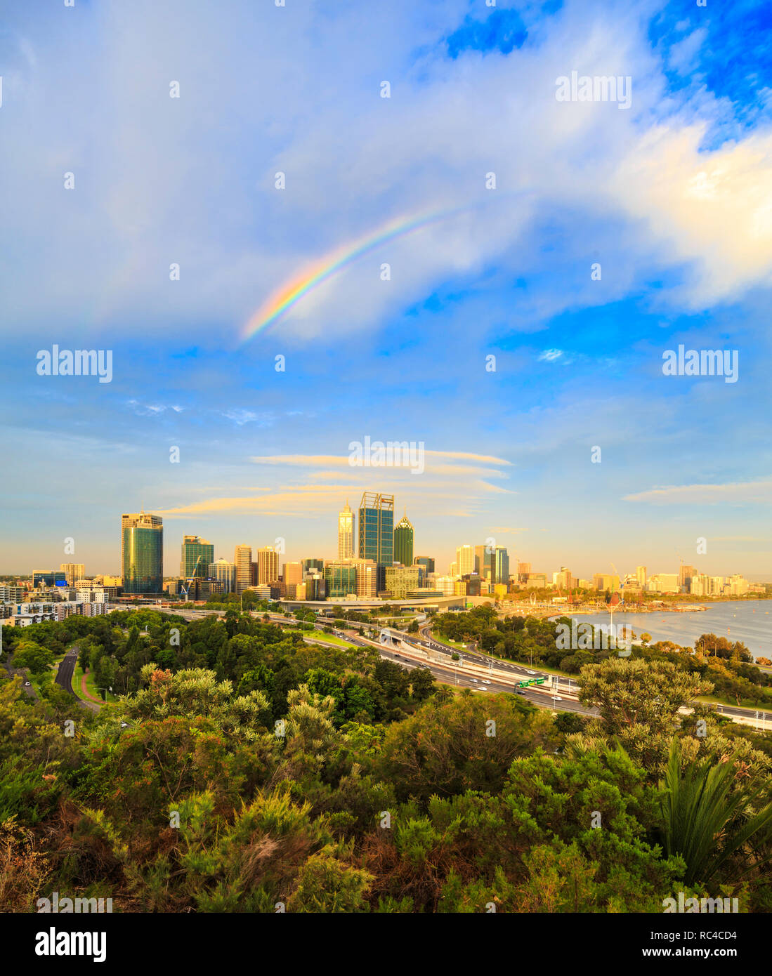 Perth Australien. Die Stadt leuchtende in der späten Nachmittagssonne mit einem Regenbogen Overhead als vom Aussichtspunkt in Kings Park, Perth, Western Australia gesehen Stockfoto