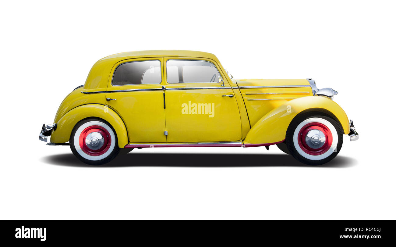 Gelbe Klassiker des deutschen Auto Seitenansicht isoliert auf weißem Stockfoto