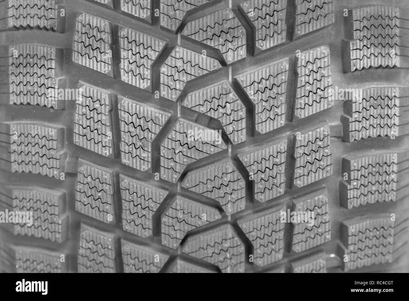 Neue Reifen für Verkauf am Stand. Wintersaison Reifenprofil. Neue Autoreifen auf dem Regal. Hintergrund Stockfoto