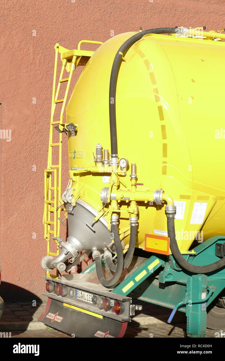 Gelbe Tank mit Armaturen auf einem Silo-LKW, Deutschland, Europa ich Gelber Tank mit Armaturen eine Einems Silofahrzeug, Deutschland, Europa I Stockfoto