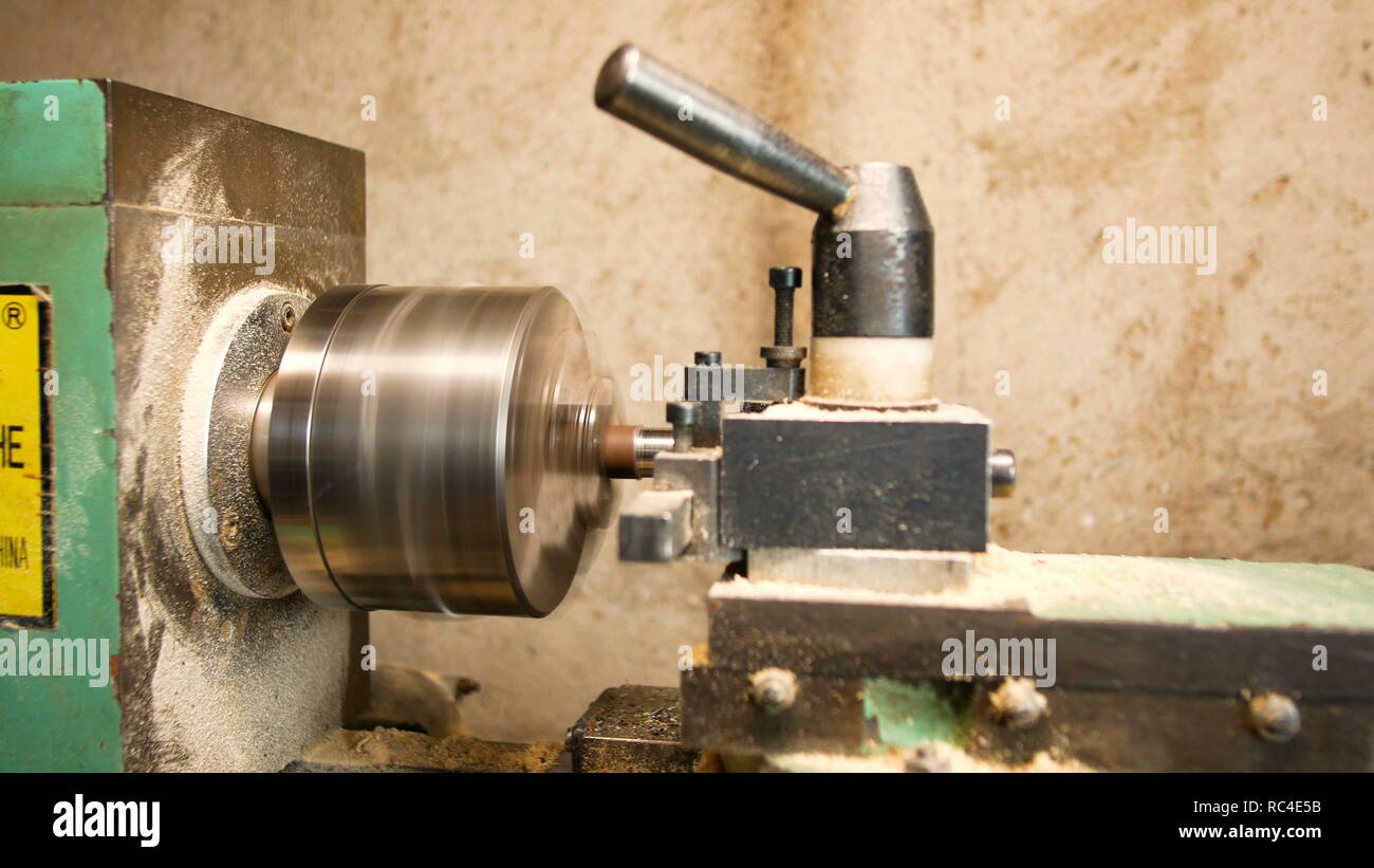 Drehbank Metall zu arbeiten, Maschinen, Teile der Mechanik und Hobbys in einer sehr präzisen Weise vorzubereiten Stockfoto