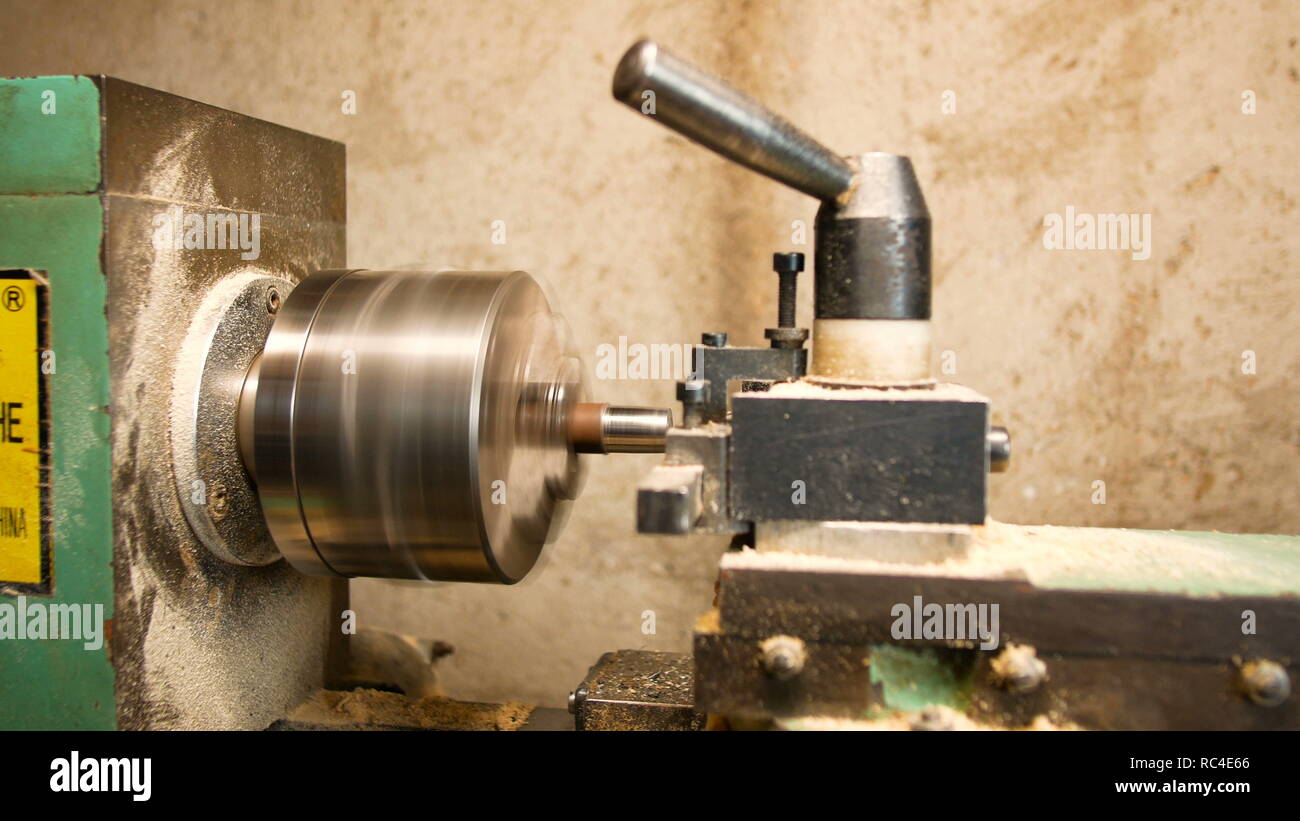 Drehbank Metall zu arbeiten, Maschinen, Teile der Mechanik und Hobbys in einer sehr präzisen Weise vorzubereiten Stockfoto