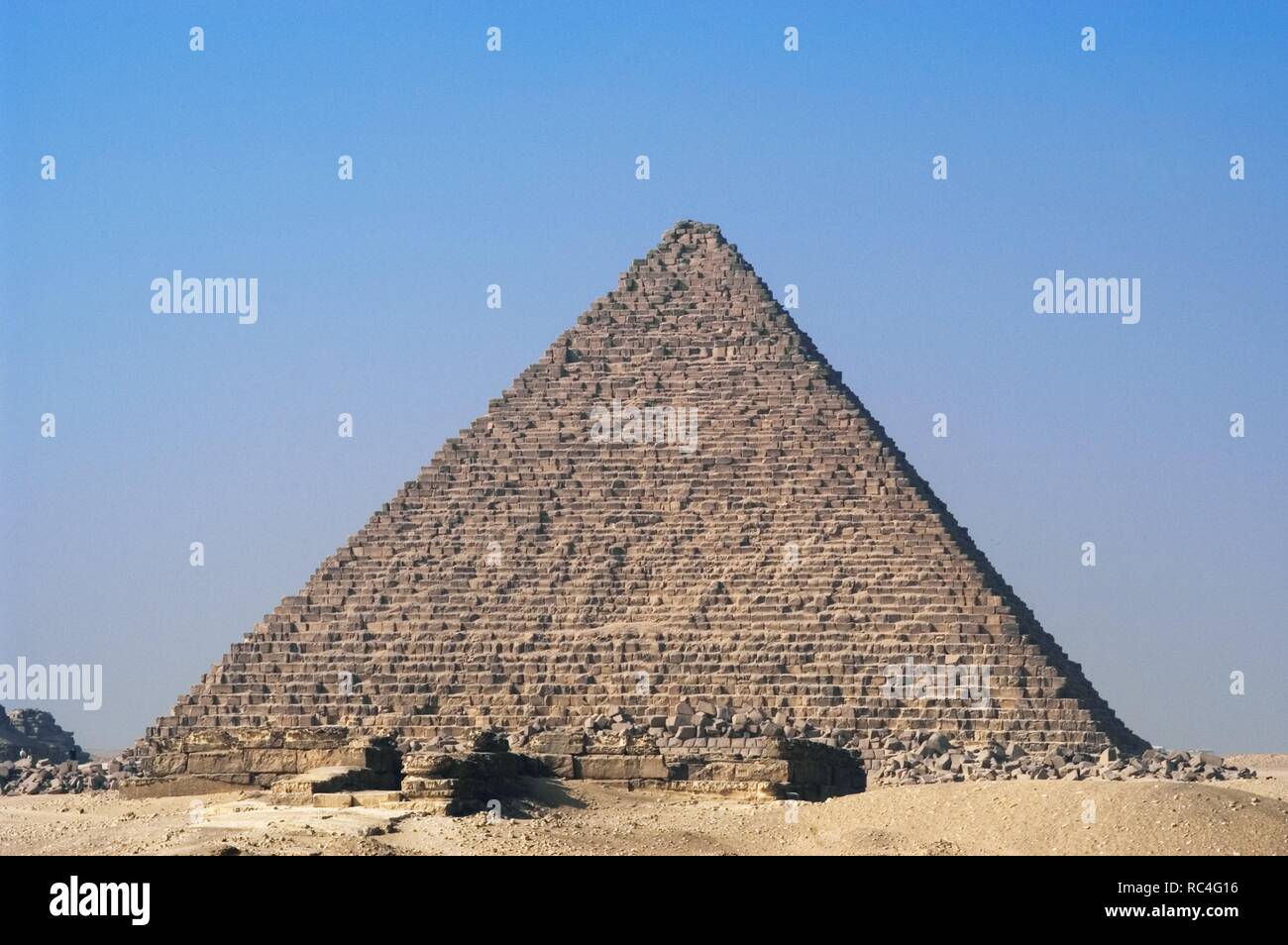 Ägypten. Die große Pyramide von Giza rief die Pyramide des Mykerinos, die kleinste der drei Pyramiden. Grab von der vierten Dynastie ägyptischen Pharao Mykerinos. 26. Jahrhundert v. Chr. altes Königreich. Stockfoto