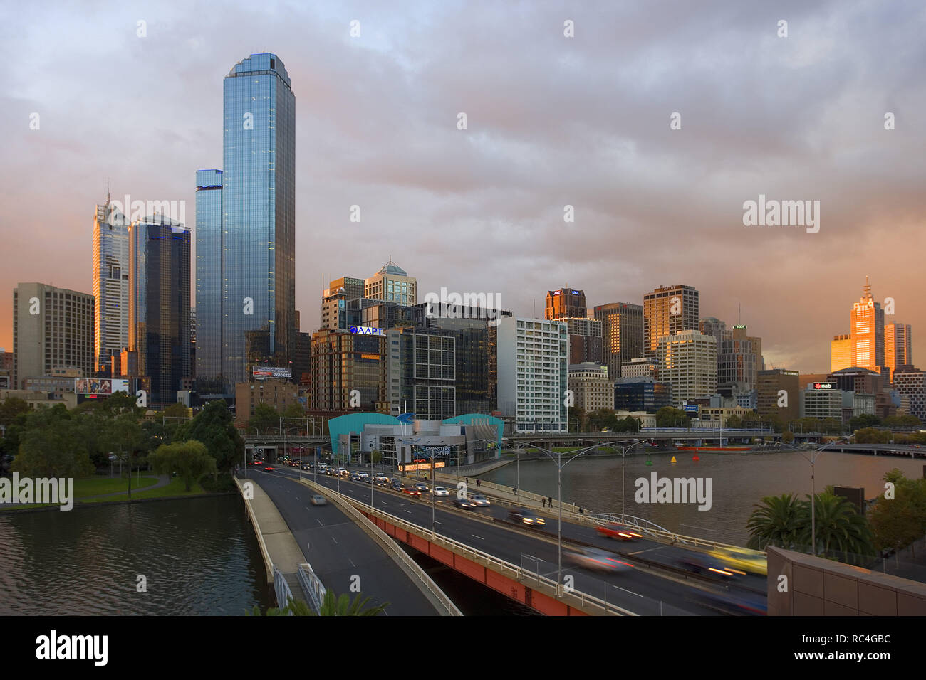 Australien. MELBOURNE. Vista al Atardecer del'KINGS BRIDGE' sobre el RIO YARRA, con Las Torres RIALTO, al Fondo. Estado de Victoria. Stockfoto