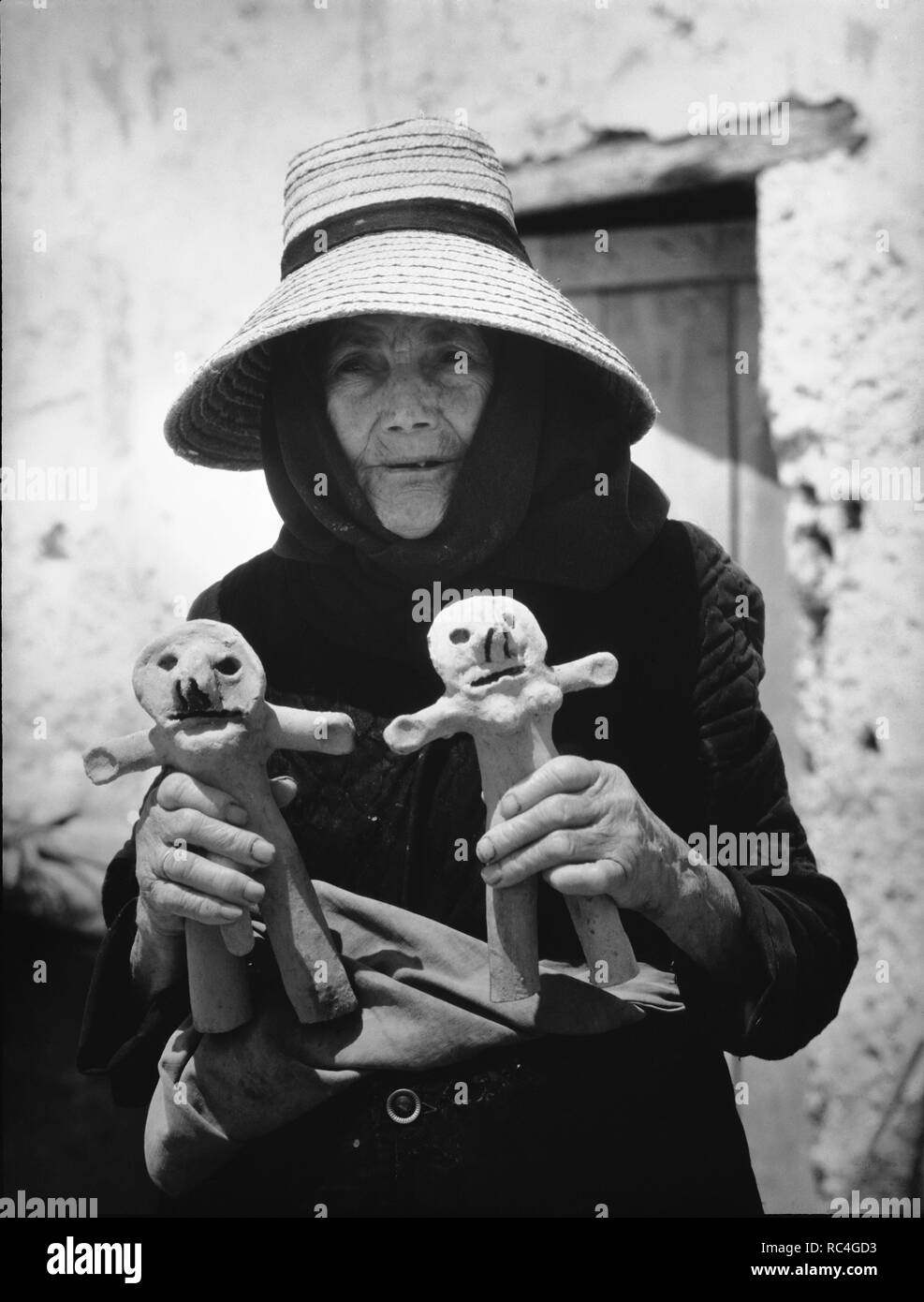 LA ANCIANA DOROTEA MOSTRANDO FIGURAS DE BARRO DE ADAN Y EVA ...