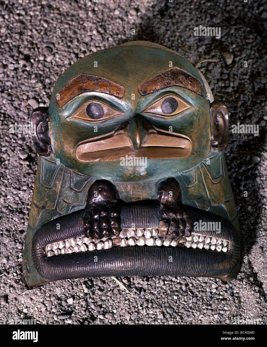 MASCARA FRONTAL DE LOS INDIOS TLINGIT - ISLA DE VANCOUVER - S XVIII. Lage: das Museo DE AMERICA - coleccion. MADRID. Spanien. Stockfoto