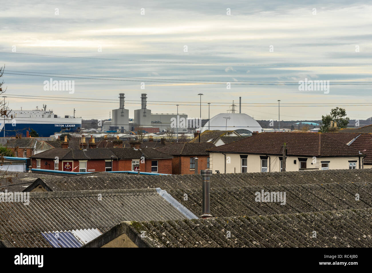 Blick über die Dächer in Southampton zu den EFF im Marchwood (marchwood Energy Recovery Facility) eine Müllverbrennungsanlage in Southampton, England, Großbritannien Stockfoto