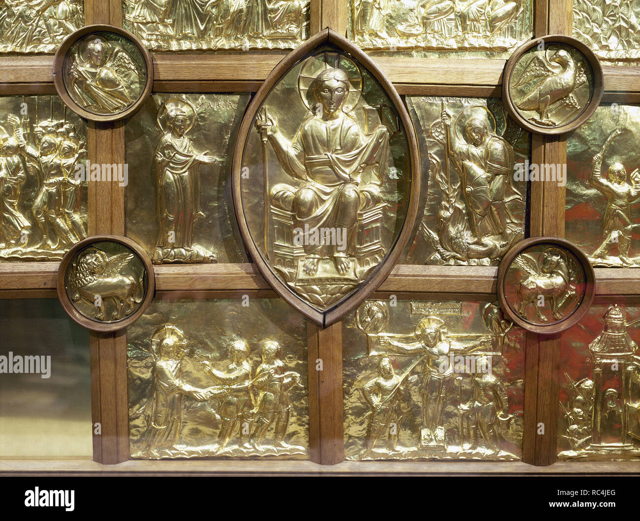 Aachener Dom. Pfalzkapelle. Frontale der Hauptaltar, bekannt als Pala d'Oro. 1000. Goldene Platten, Christus auf dem Thron in einer Mandorla (Mitte) flanqued durch die Jungfrau Maria und St. Michael. Kleine Medaillons zeigt Symbole der vier Evangelisten und die anderen Szenen der Passion Christi. Detail. Deutschland. Stockfoto