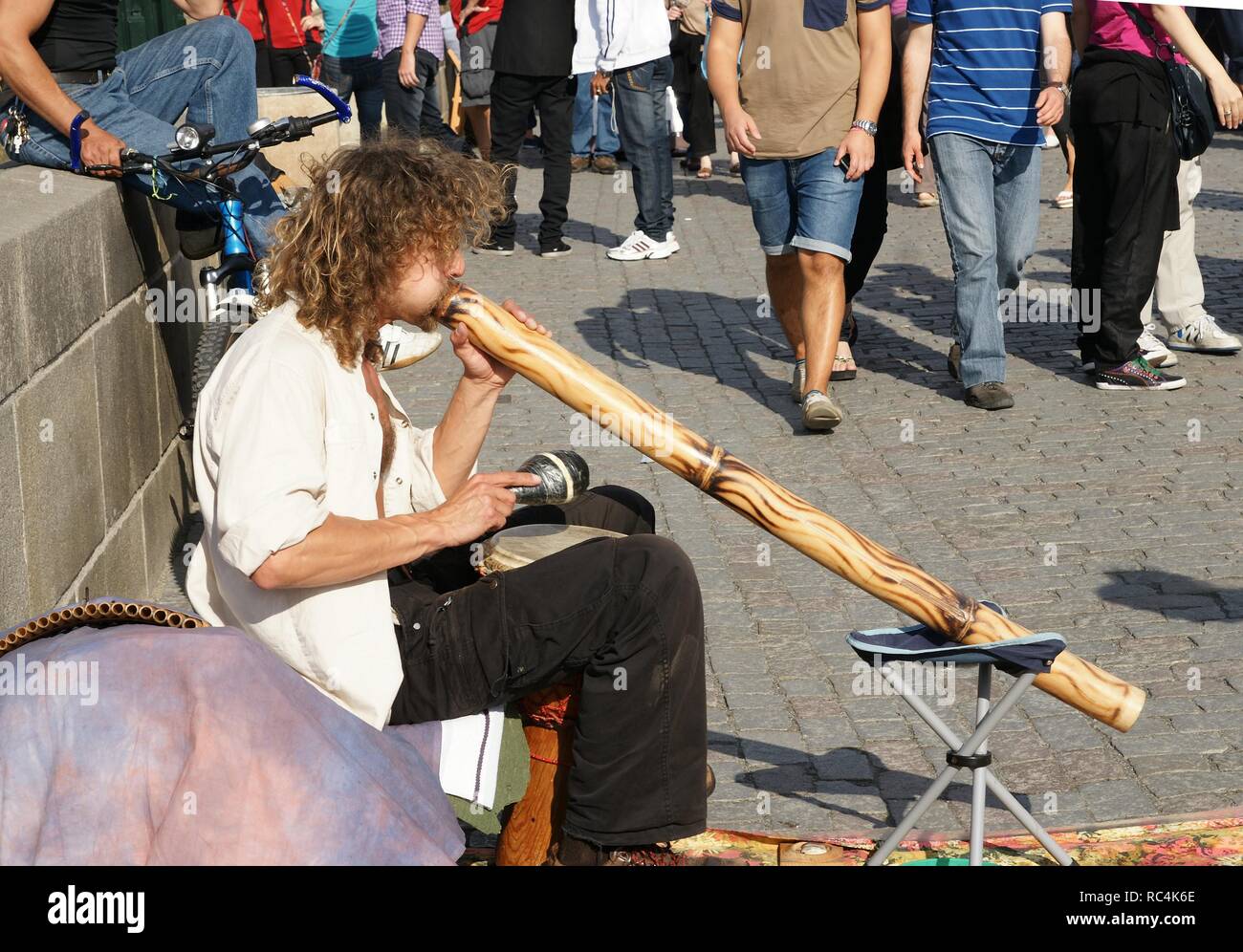 Straßenmusiker spielen das Didgeridoo, ein Instrument der australischen Aborigines. Die Karlsbrücke. Prag. Der Tschechischen Republik. Stockfoto