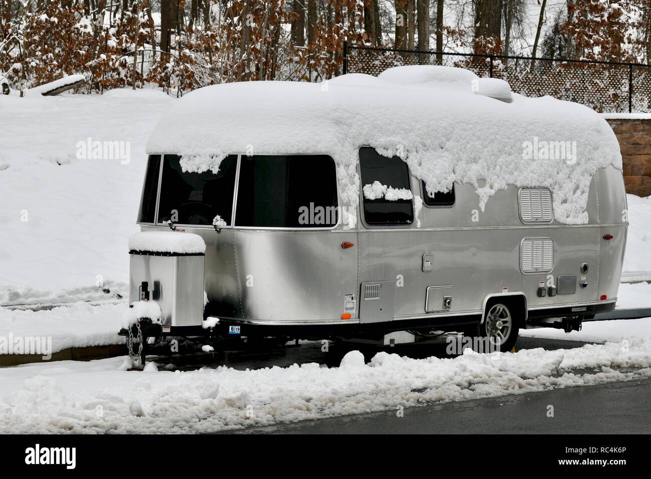 Airstream Trailer im Schnee Stockfoto