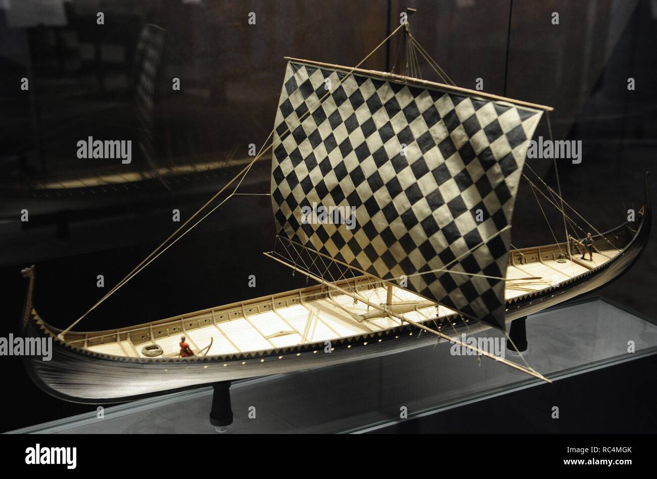 HISTORIA NAVEGACION. Reproducción de una embarcacion Escandinavia de Guerra. (Vikinga). Deutsches Technikmuseum. Berlin. Alemania. Europa. Stockfoto