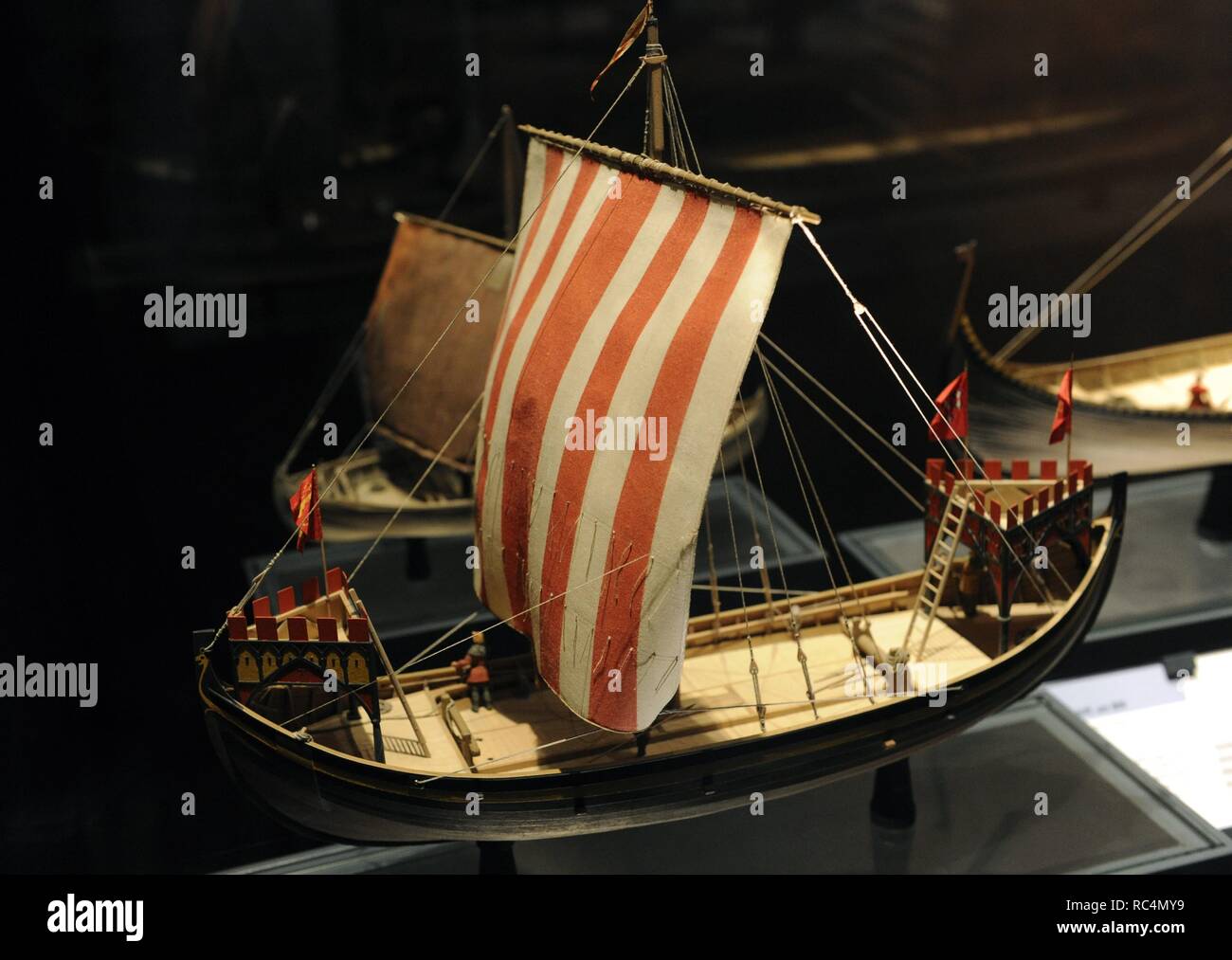 HISTORIA DE LA NAVEGACION. Embarcación normanda del 1217. Kirchenschiff muy utilizada en La Ruta Comercial y Militar de los llamados "Cinque Ports", durante la Edad Media. Deutsches Technikmuseum. Berlin. Alemania. Europa. Stockfoto