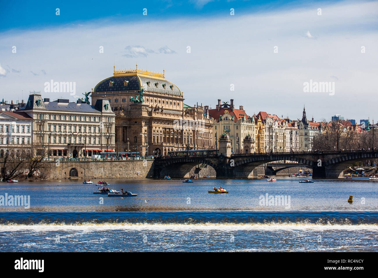 Prag, tschechische Republik - April, 2018: Die schöne Altstadt von Prag, die Moldau und Legion Brücke von Kampa Park gesehen Stockfoto