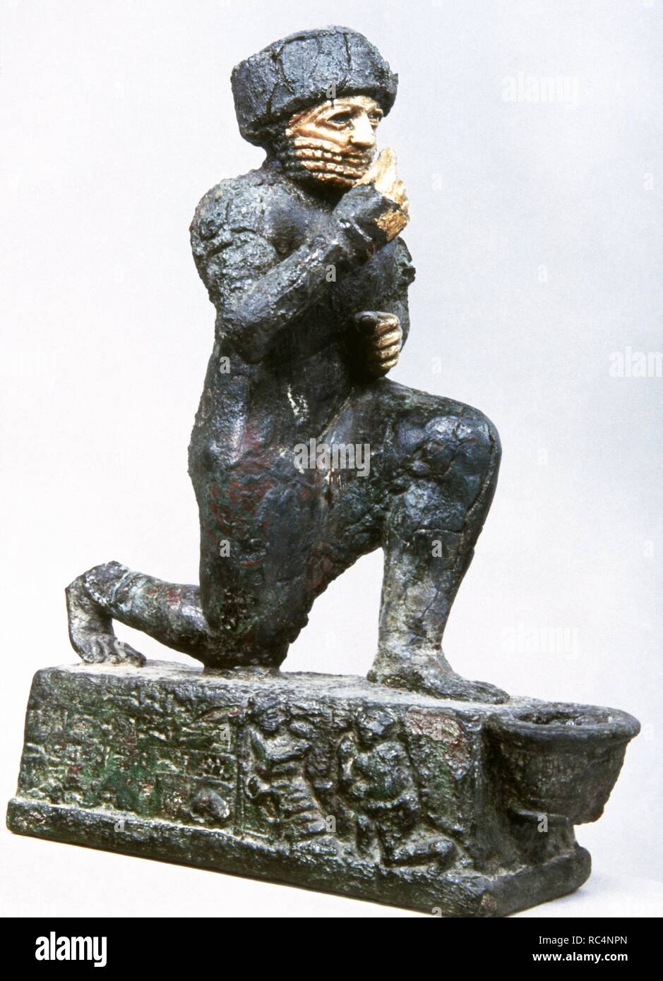 Statuette eines knienden Mann, bekannt als gottesfürchtig Larsa. Durch ein Einwohner von Larsa, der dem Gott amurru für das Leben von Hammurabi gewidmet. Bronze und gold, frühen zweiten Jahrtausend v. Chr.. Diese votive Statuette hat eine Aufschrift in einer der Seiten, die sich mit der Sumerische Gott martu (akkadischen Amurru). Die Vorderseite verfügt über eine kleine Schüssel, die als Trankopfer Gefäss. Die Anbeter ist Hammurabi (1792-1750 v. Chr.), König von Babylon. Louvre Museum. Paris, Frankreich. Stockfoto