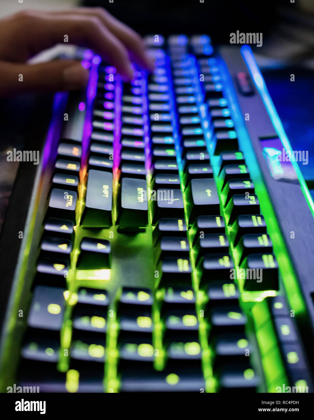 Bunte Gaming Pc Tastatur Hand Unscharf Im Hintergrund Stockfotografie Alamy