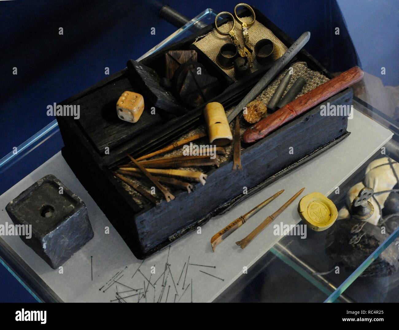 Geschichte der Navigation. Segelboote. Box mit verschiedenen Werkzeugen und Utensilien für die Instandhaltung von Schiffen. Norwegische Seefahrtsmuseum. Oslo. Norwegen. Stockfoto